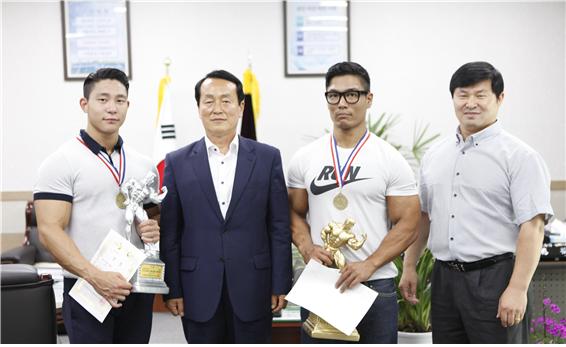 제68회 Mr.코리아 선발대회 보디빌딩 입상자 선수 포상금 수여