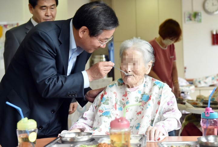 유정복 시장, 가정의 달 맞아 노인요양시설 찾아 행복 체험