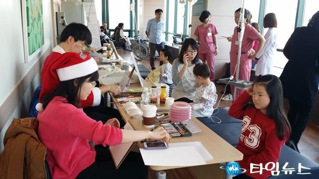 다시 만난 만화작가,“캐리커처 예쁘게 그려주세요”