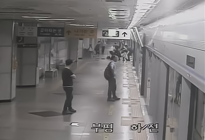 전동차에서 갑자기 쓰러진 승객을 용기 있는 시민과 기관사가 심폐소생술로 살려