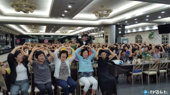 성인가요 차세대 남자가수 태성, 노래교실과 송년회로 신명나는 활동
