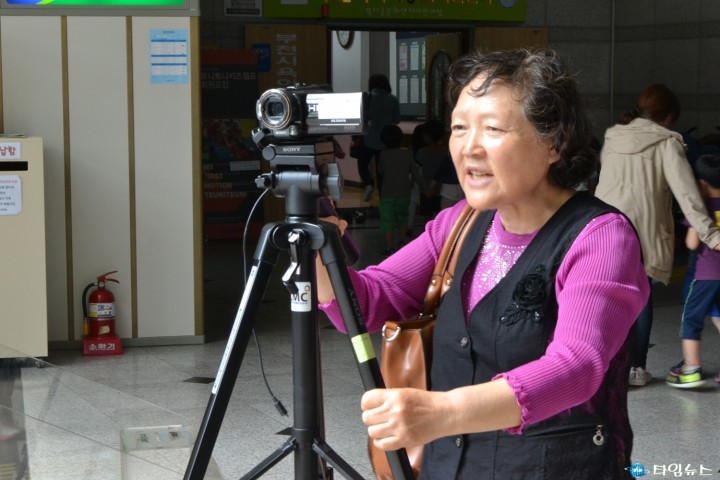 꽃바람 나가신다, 길을 비켜라!