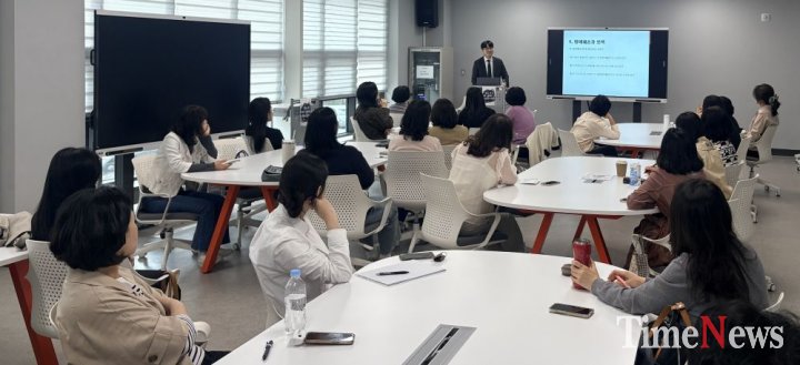 ▲27일 교사성장마루에서 법무법인 대륜 윤범수 변호사가 교원 30여 명을 대상으로 ‘알면 편해지는 교원을 위한 생활법률’ 연수를 진행하고 있다.(사진제공=광주교육청)