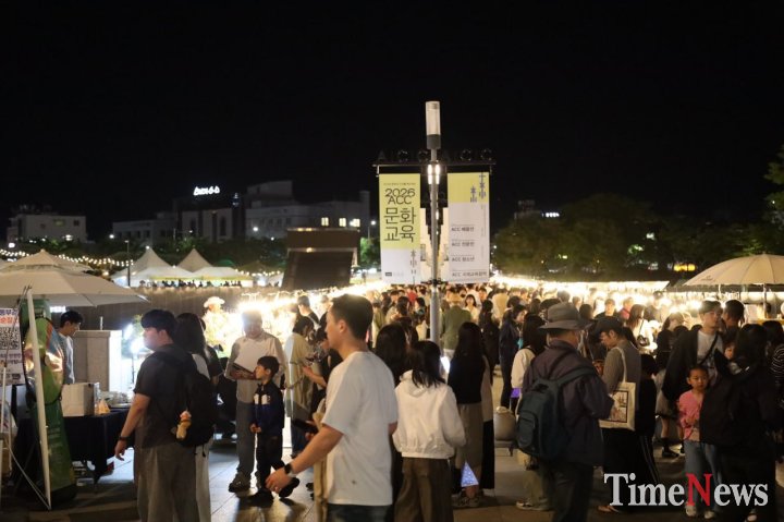 ▲지난 25일 5‧18민주광장 일대서 열린 '2026광주국가유산야행'에 참석한 시민들.(사진=오현미 기자)