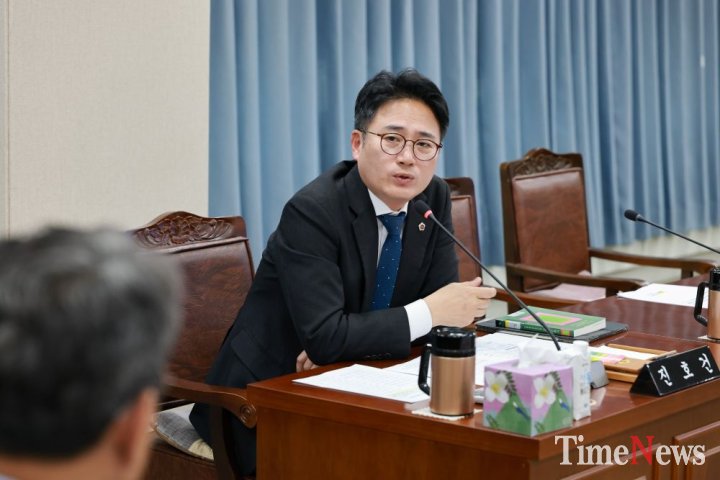 ▲지난 21일 진호건 전남도의원이 농수산위원회 회의에서 유덕규 농축산식품국장에게 질의하고 있다.(사진제공=전남도의회)