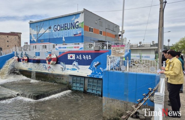 ▲양국진 부군수와 관계자들이 배수펌프장 현장을 점검하고 있다.(사진제공=고흥군)