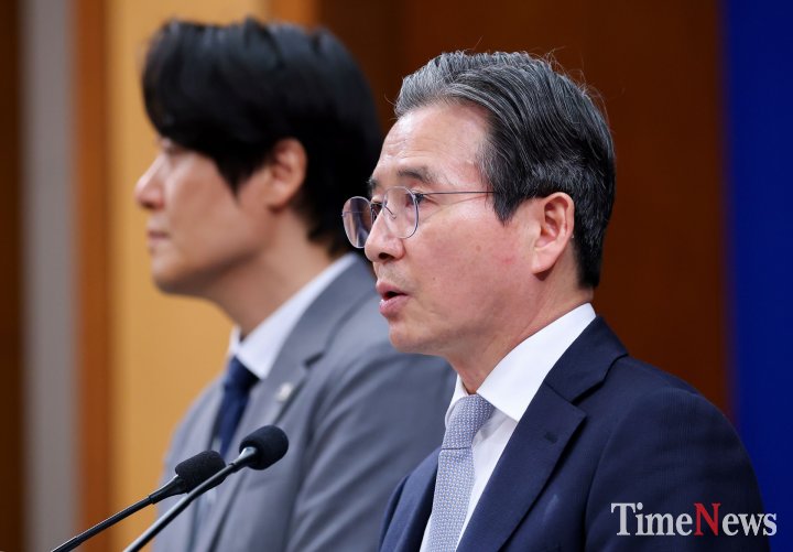브리핑하는 김용범 정책실장