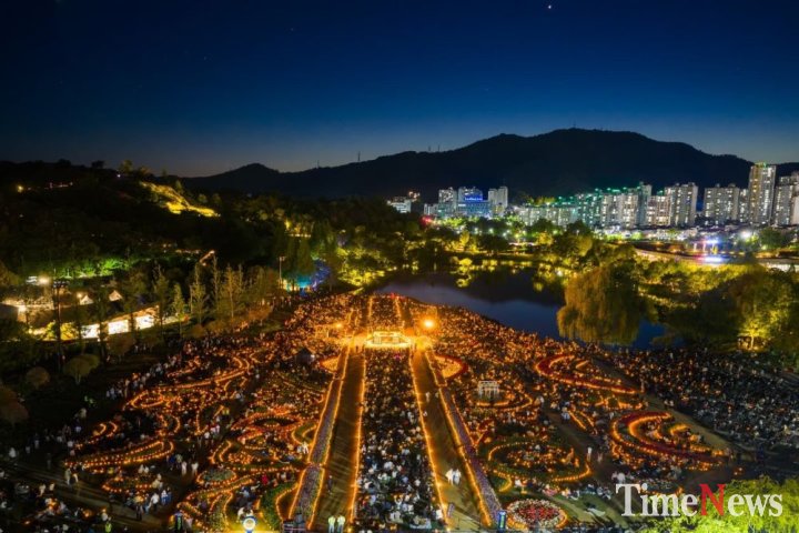 ▲1만 5000개 캔들 밝힌 순천만국가정원 전경.(사진제공=순천시)