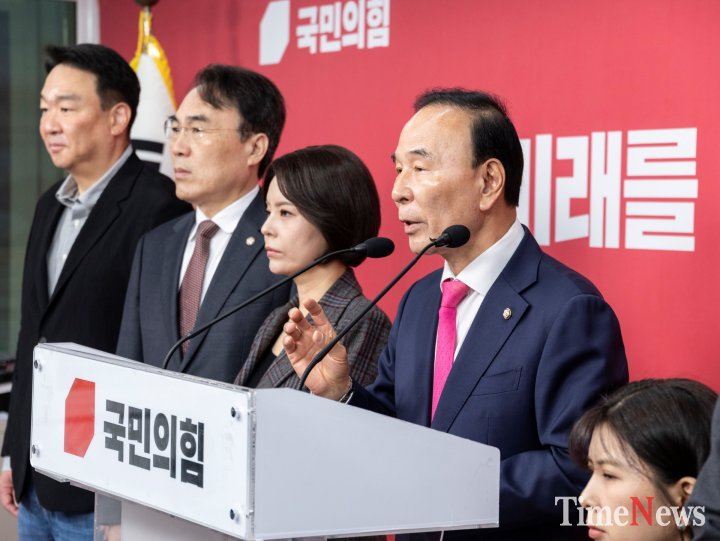 취재진 질문에 답하는 국민의힘 박덕흠 공천관리위원장