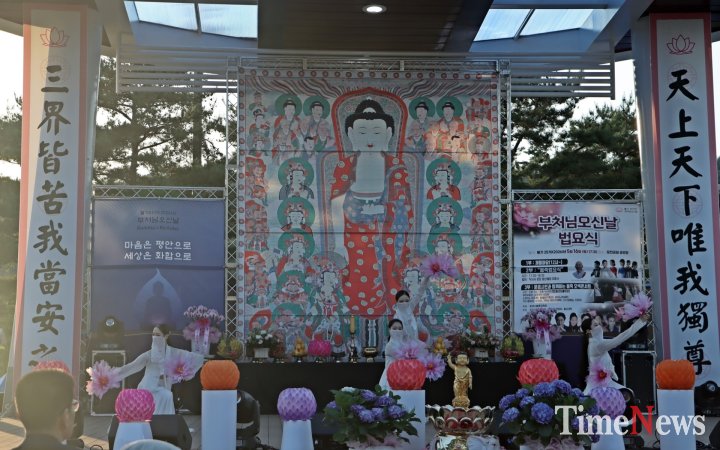 [흥행불패 조성빈 연출, 변현정 총괄기획의, 오색콘서트에서 무아무용단이 비천무를 선보이고 있다.]
