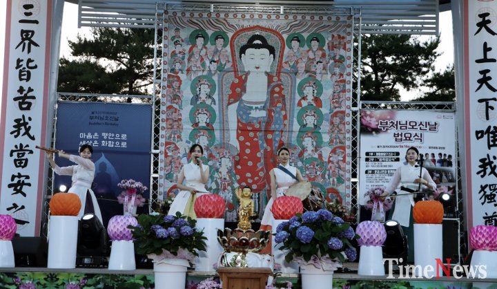 [흥행불패 조성빈 연출, 변현정 총괄기획의, 오색콘서트에서 퓨전국악 이미지의 보컬 임상숙이 열창하고 있다.]