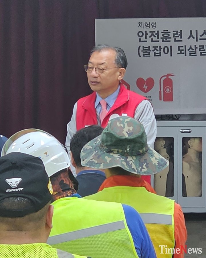 ▲이정현 전남광주통합특별시장 후보가 21일 광줏ㅣ 북구청 환경미화원들을 찾아 아침인사를 하고 있다(사진제공=국민의힘 광주시당)