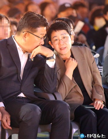 대화 나누는 송활섭 대전시의회 의원과 박정현 국회의원 당선자