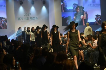 경기니트X디자인, 런웨이 수놓다‥경기 니트 패션쇼 성료