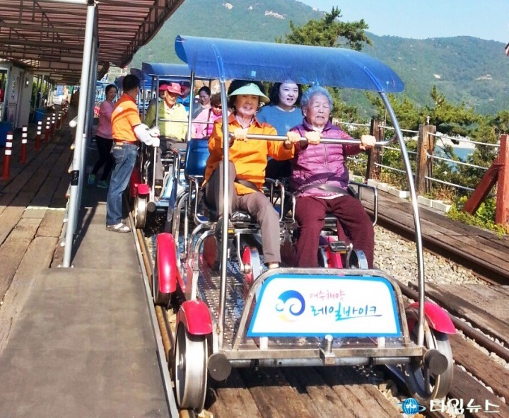 여수시 만덕동, 어르신들 해양레일바이크 무료 체험 실시