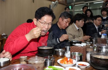  문서화 인쇄 폰트 크기 김문수, 가락시장서 스타트…"대선은 다이내믹, 반드시 이긴다"