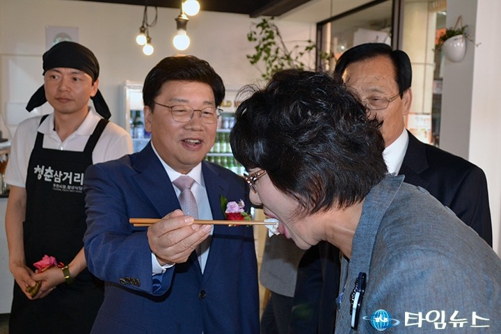 권선택 대전시장, 조재철 구의원 먹어봐요!