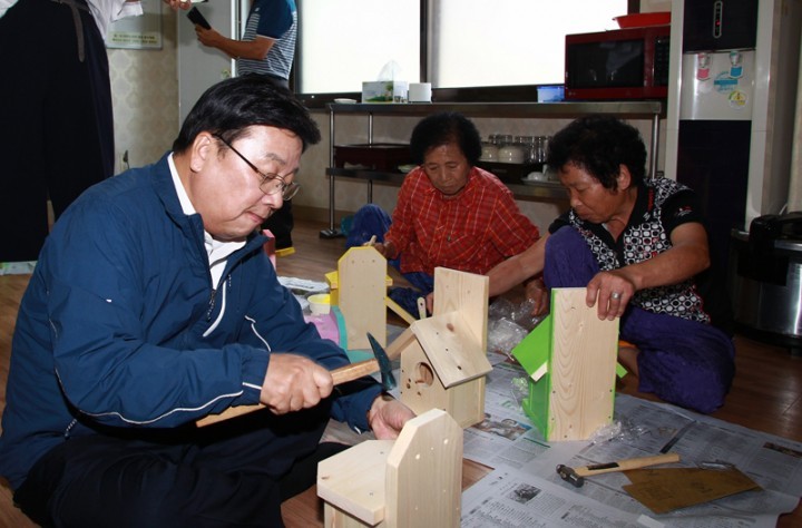  권선택 대전시장, 새집 만들며 망치질!
