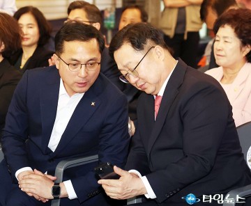 ‘동구夜놀자’ 야시장에서 대화 나누는 박희조 동구청장과 이장우 대전시장