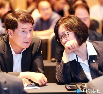 세계경제과학도시연합 창립식에 참석한 이상래·박주화 대전시의원