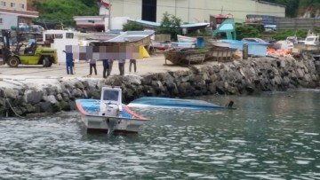 고흥군 낚싯배와 소형 무등록어선 충돌전복, 1명 의식 없어...