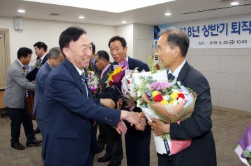 대전시교육청, 상반기 퇴직공무원 정부포상 전수식 개최