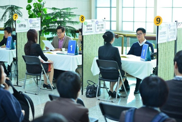 댓글로 면접 신청, 지금은 온라인 취업시대