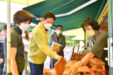 장성군, 장성호 수변길마켓 재개장…기념 사은품 증정
