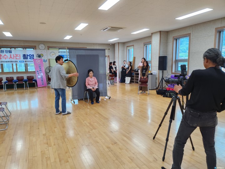 충주향우회, 지역 어르신 45명 대상 장수사진 촬영 봉사 진행