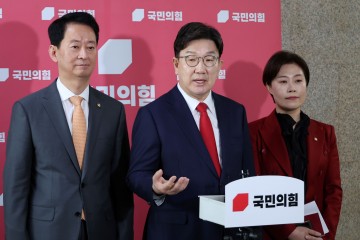 與 "野, 대놓고 헌재·정부 겁박…尹선고 늦어지니 초조한가"