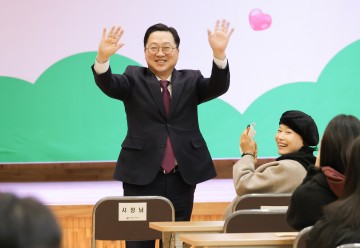 이장우 대전시장 “대전에서도 성공할 수 있다”…청소년 멘토링 캠프 격려