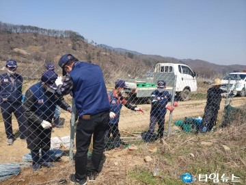 무공수훈자회 충북지부 봉사단, 배추농가 울타리 설치 봉사 실시