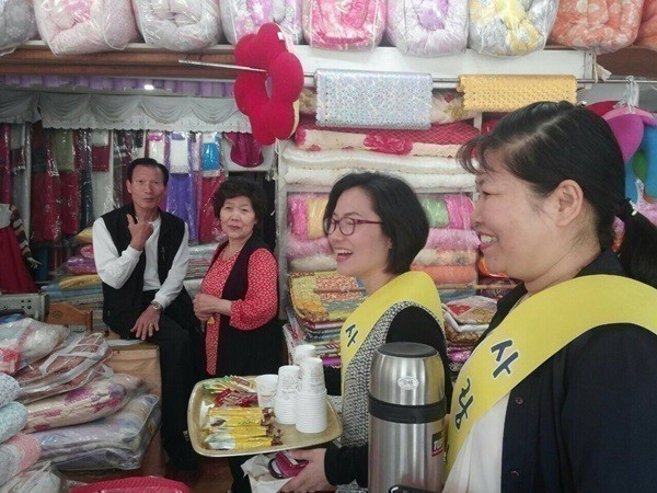 "바쁜 아침 차 한 잔의 여유"