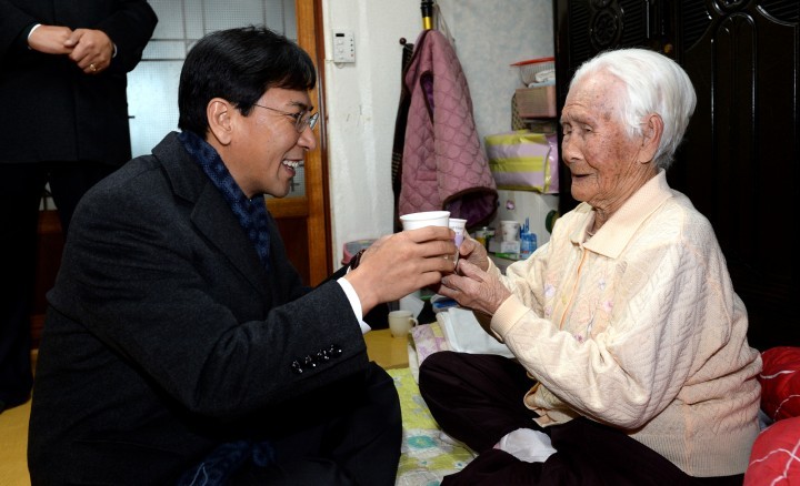안희정 지사, 도내 최고령 어르신에 세배