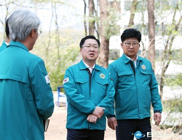 산사태 취약지역 사방사업 현장 살펴보는 이장우 대전시장과 최충규 대덕구청장