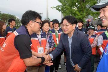특별재난지역 우선 선포지역에 복구활동할 자원봉사자 배웅하는 강기정 광주시장