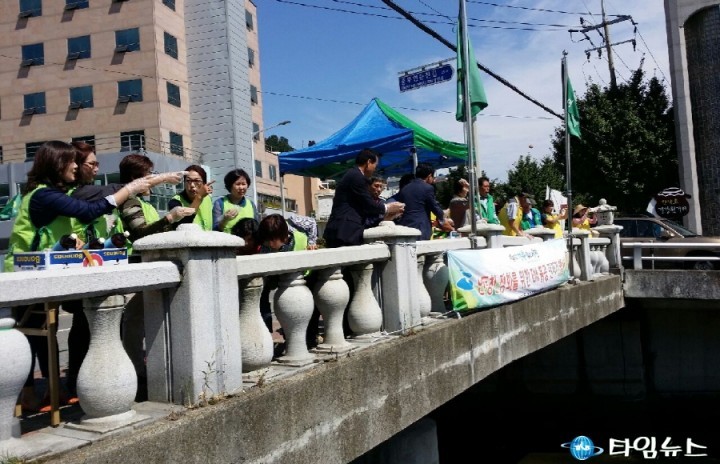 여수시 서강동, 연등천 살리기 위한 EM 흙공 던지기 행사 개최