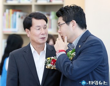 효동 행정복지센터 신청사 개청식에서 대화 나누는 이상래 시의장과 정명국 시의원