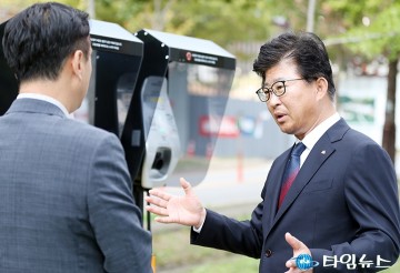 전기자동차 충전시설 살펴보는 최충규 대덕구청장