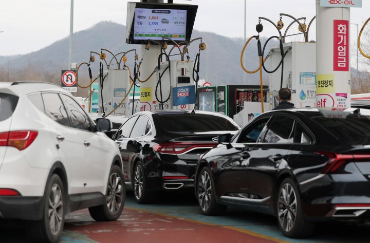 “눈 감으면 오른다” 서울 휘발유 1,800원 돌파… 주유소마다 ‘기름 전쟁’