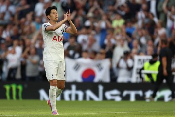 손흥민 '캡틴 데뷔승'…토트넘, 맨유에 2-0 완승