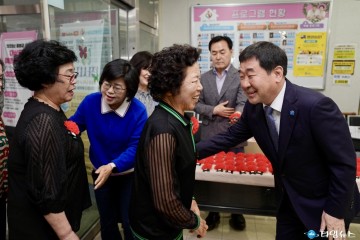 증평군, 어버이날 맞아 “감사의 꽃, 존경의 마음” 전달
