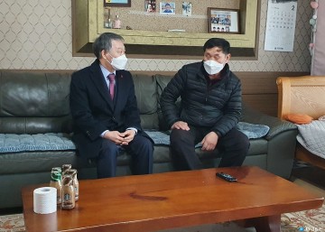 충북남부보훈지청, 서해수호 유족에 국가유공자 명패 전달