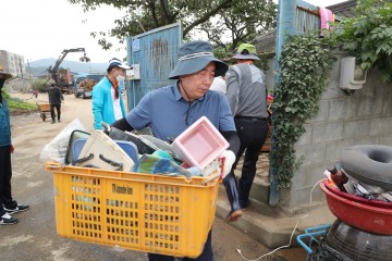 권기창 안동시장, 경주 태풍 피해복구에 봉사자 300여명과 직접 나서