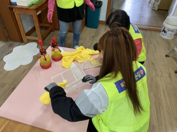 따뜻한 손길, 저소득층 아동 위한 에어컨 봉사 나서