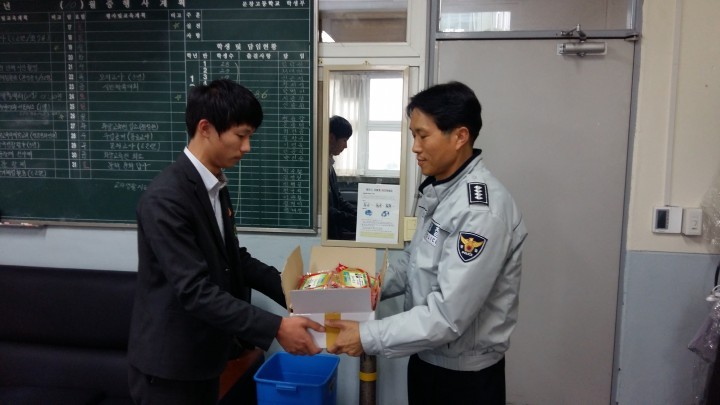 문경경찰, 수능 前 수험생들에게 합격 기원 메시지 손난로와 무릎 담요 전달