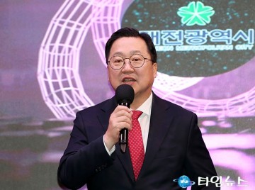 우주산업 육성 비전 선포식에서 인사말 하는 이장우 대전시장