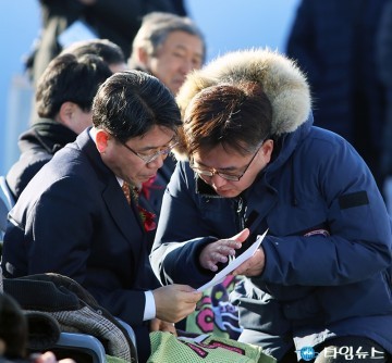 정재용 담당관과 대화하는 이재관 대전시장 권한대행