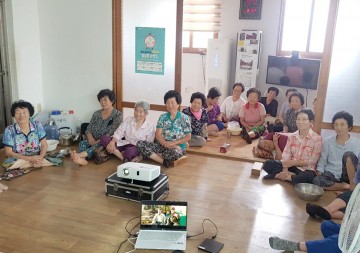 매월 한 번은 경로당이 영화관으로 변신