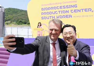 독일 머크사 CEO와 셀카 찍는 이장우 대전시장